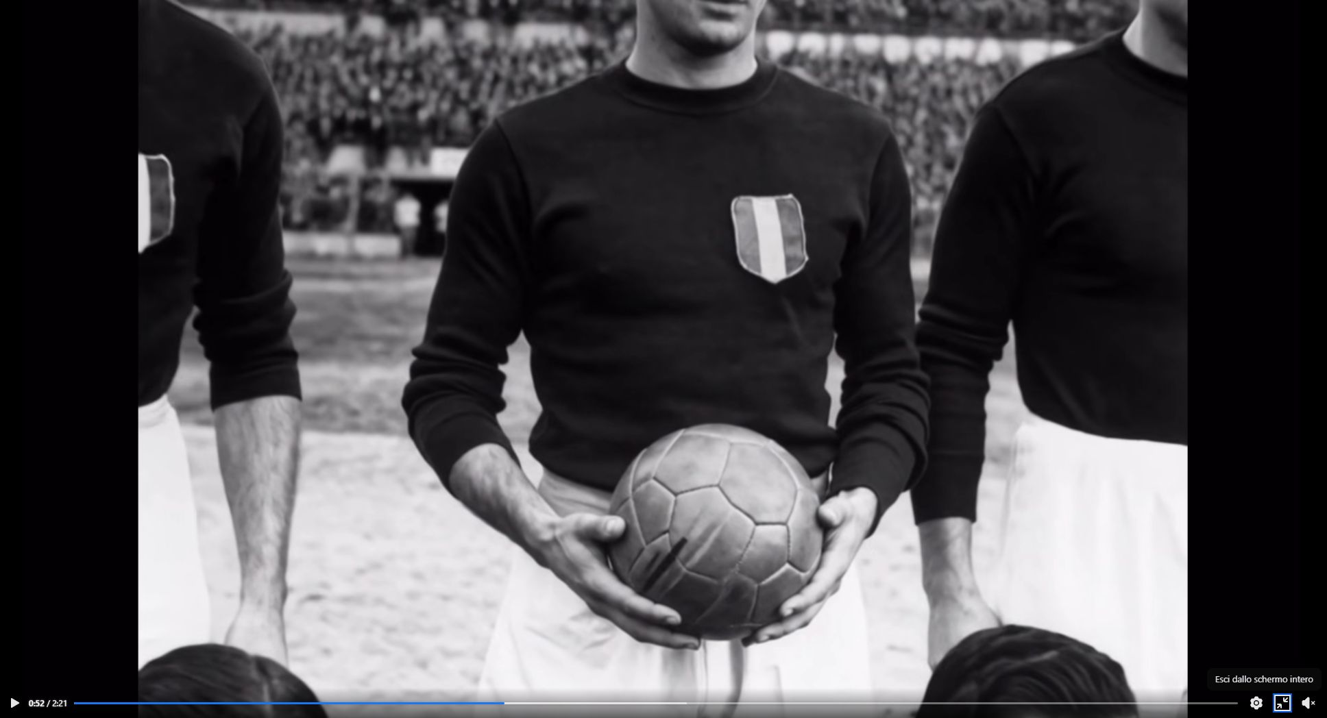 Una scena in bianco e nero con calciatori e un pallone dal video AI sulla storia del Torino